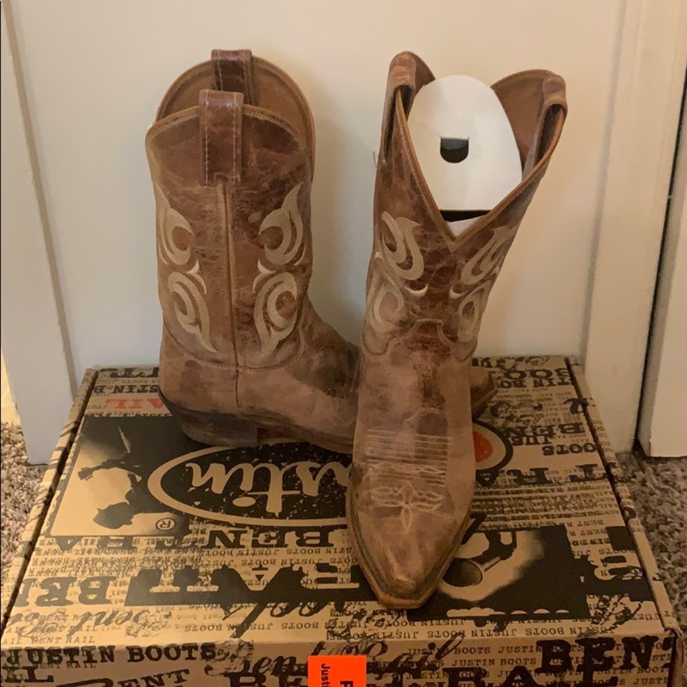 Justin Pinch-toed Leather Boots